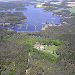 Rybník Holná (244 ha) s ostrovem Naxos, v popředí hájenka Sýkora