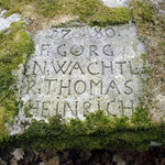 Pomník 1. výsevu modřínu na Jindřichohradecku-detail nápisu (rok 1780)