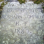 Pomník 1. výsevu modřínu na Jindřichohradecku-detail nápisu (rok 1880)