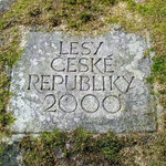 Pomník 1. výsevu modřínu na Jindřichohradecku-detail nápisu (rok 2000)